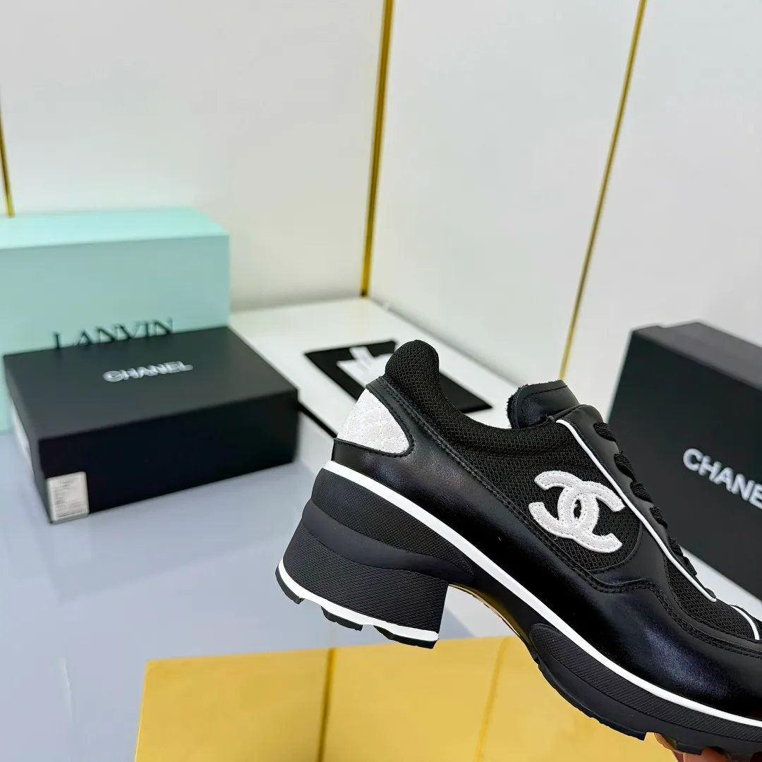 👟👟Ex-factory price 660👟👟 Chanel casual small leather shoes ~ original calfskin panda shoes Chanel 25C latest hot style panda black and white sports shoes casual sneakers small fragrance hot item classic black and white panda color coco girls must pay for it Fabric: original customized first-layer cowhide Inner: original imported breathable mesh lining Outsole: Original molded rubber + TPU combination Size: Women's 35-41